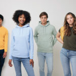 Jeunes adultes portant des vêtements décontractés colorés