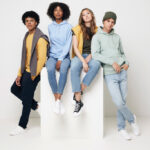 Groupe de jeunes portant des vêtements décontractés.