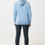 Personne portant un sweat à capuche bleu clair