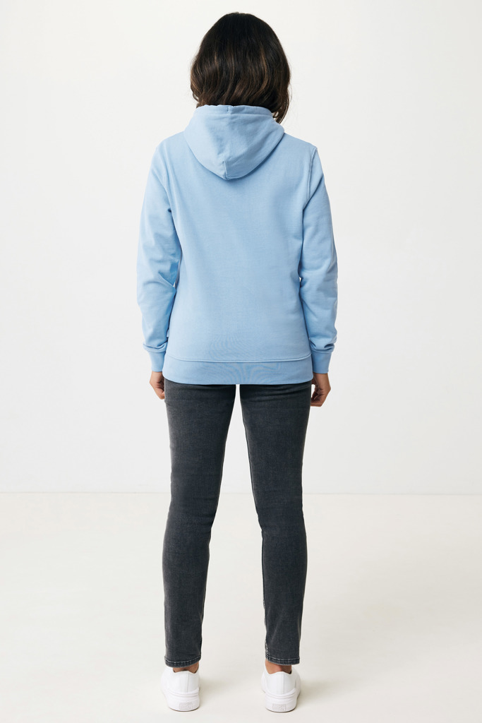 Personne portant un sweat à capuche bleu clair