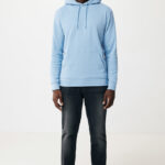 Homme portant un sweat bleu et jean noir.
