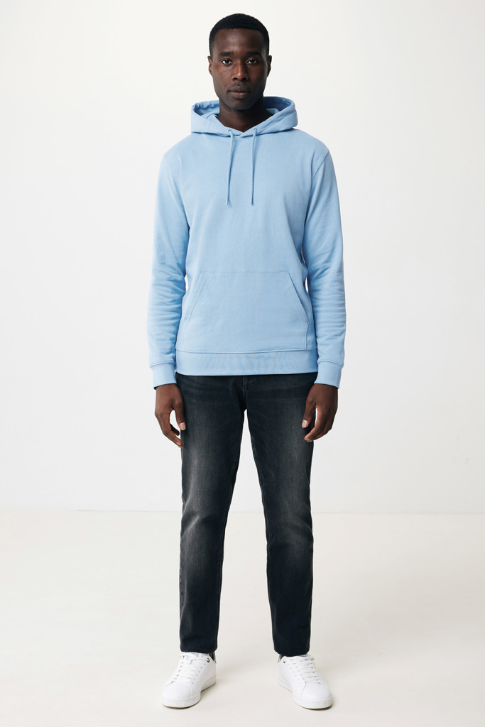 Homme portant un sweat bleu et jean noir.