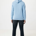 Personne portant un sweat bleu clair et jean noir