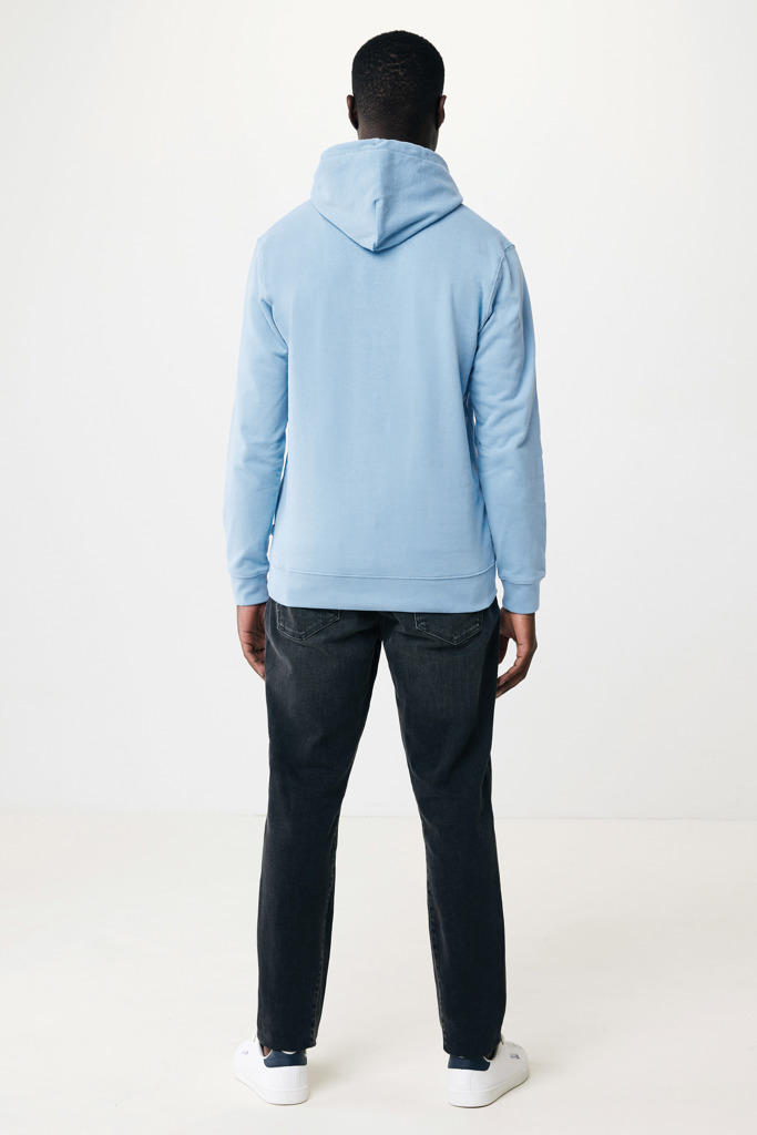 Personne portant un sweat bleu clair et jean noir