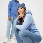 Deux personnes portent des sweats bleus et jeans.