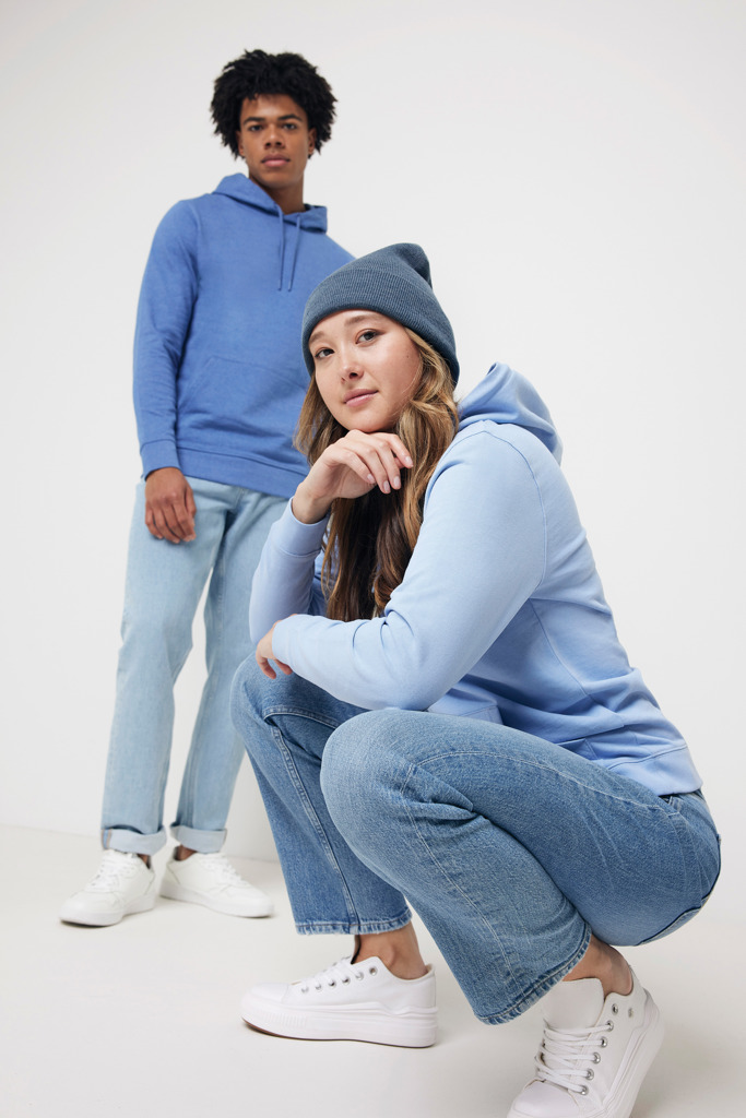 Deux personnes portent des sweats bleus et jeans.