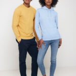 Couple portant vêtements décontractés colorés