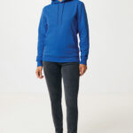 Personne portant un sweat bleu et jean noir.