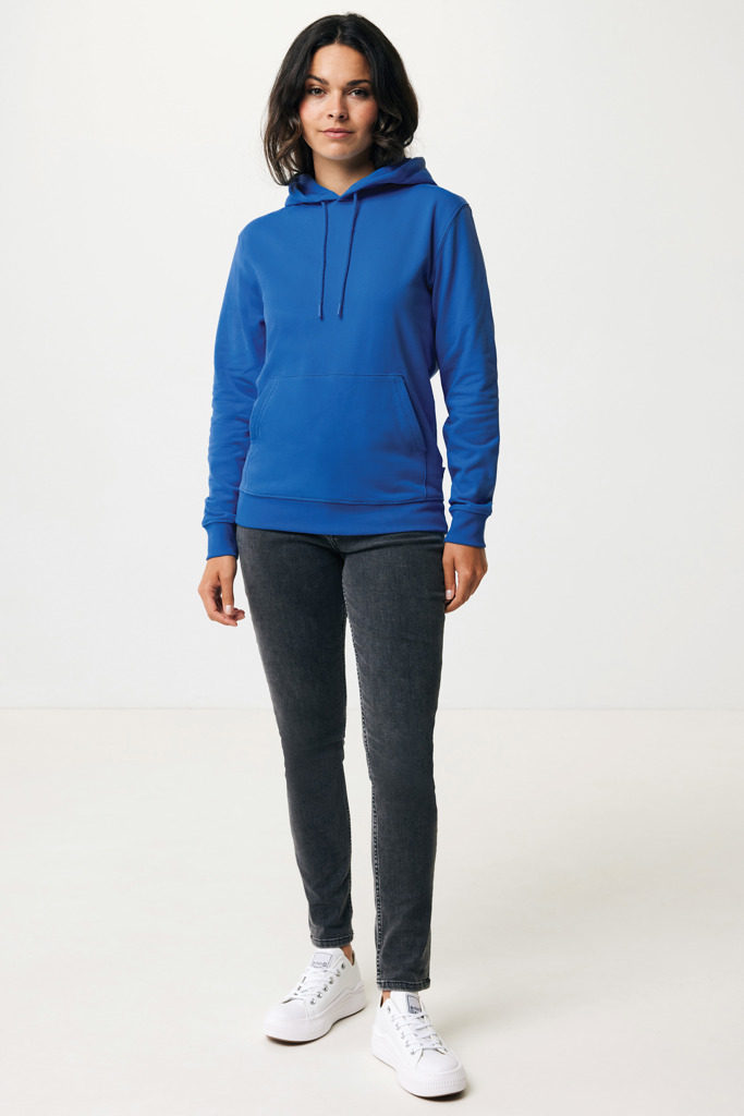 Personne portant un sweat bleu et jean noir.