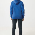 Personne portant un sweat bleu à capuche.