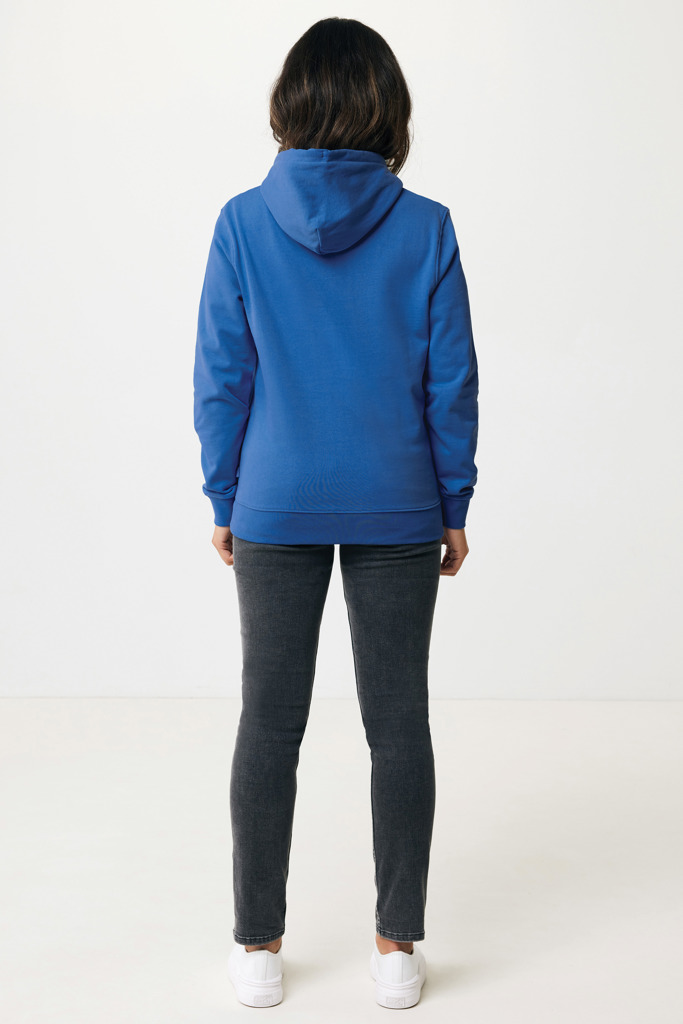 Personne portant un sweat bleu à capuche.
