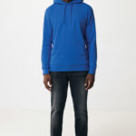 Homme portant sweat bleu et jean noir