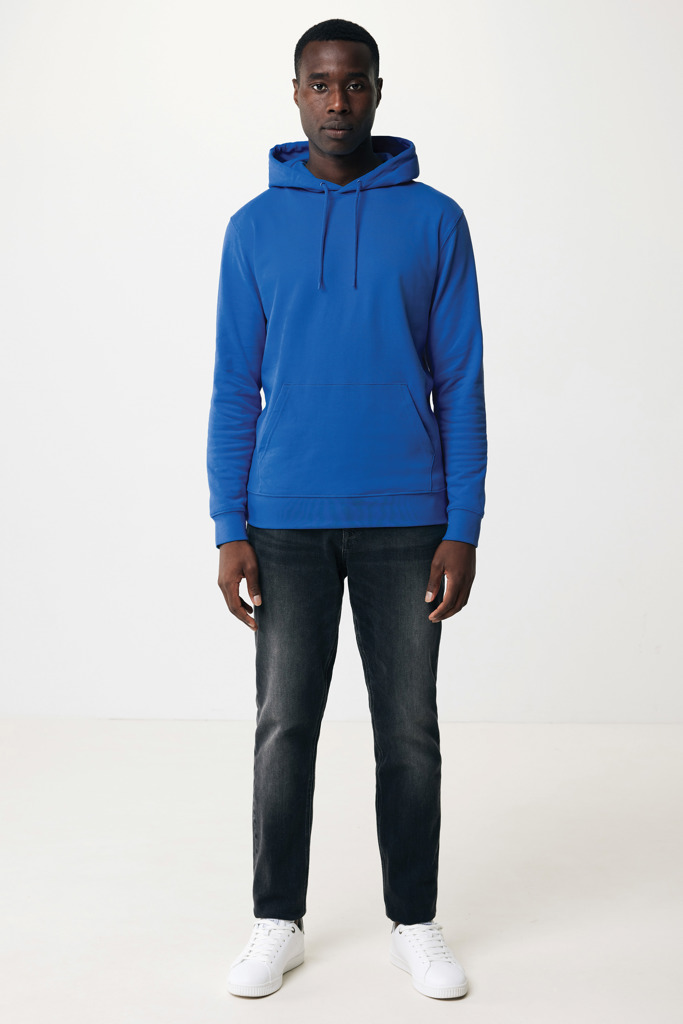 Homme portant sweat bleu et jean noir
