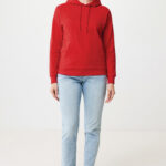 Personne portant un sweat rouge et jean clair