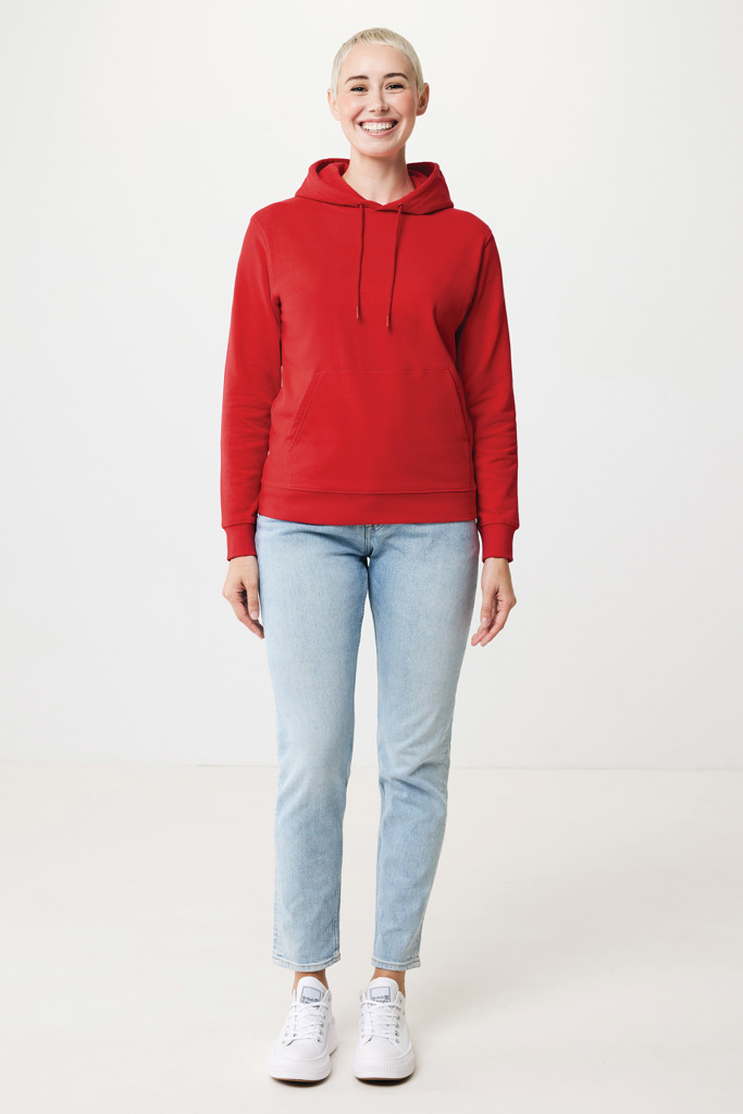 Personne portant un sweat rouge et jean clair