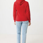 Personne portant sweat rouge et jean clair.