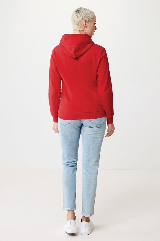 Personne portant sweat rouge et jean clair.