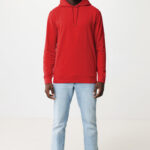 Homme portant un sweat rouge et jean clair