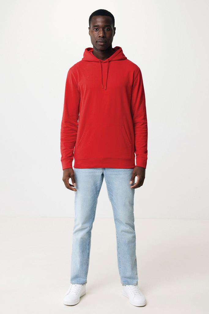 Homme portant un sweat rouge et jean clair