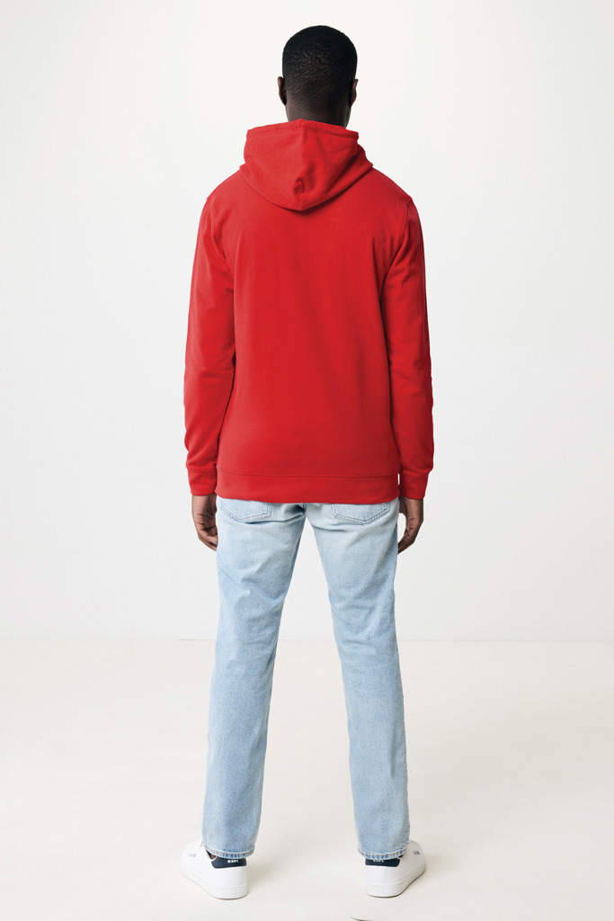 Homme portant un sweat rouge et jean clair.