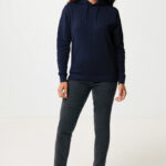 Femme portant un sweat à capuche bleu marine
