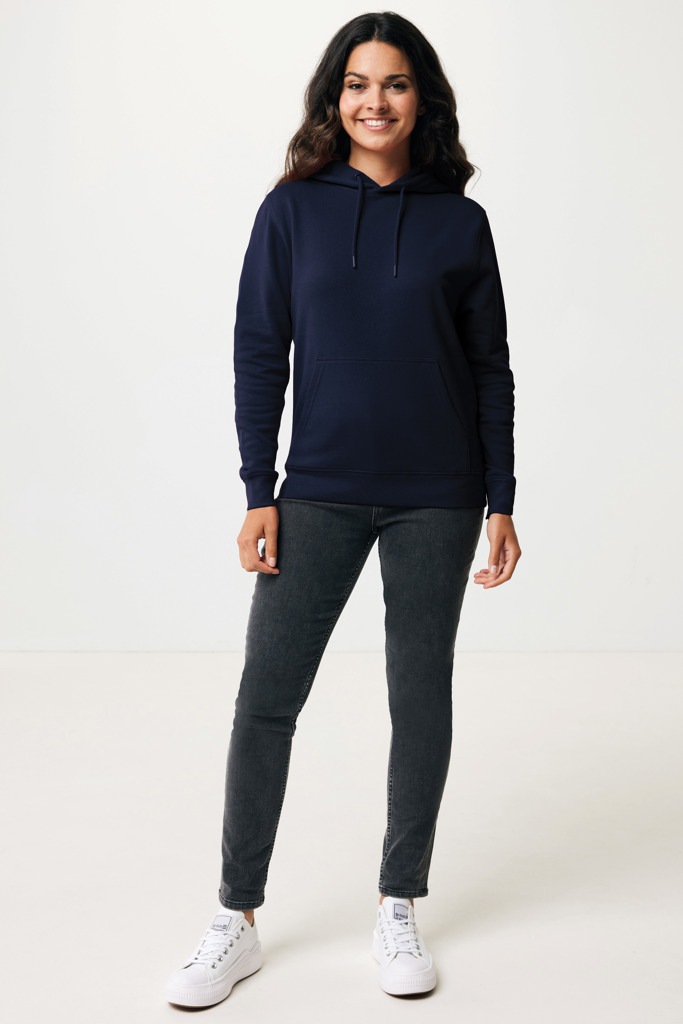 Femme portant un sweat à capuche bleu marine
