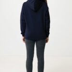 Personne portant un sweat à capuche bleu marine.