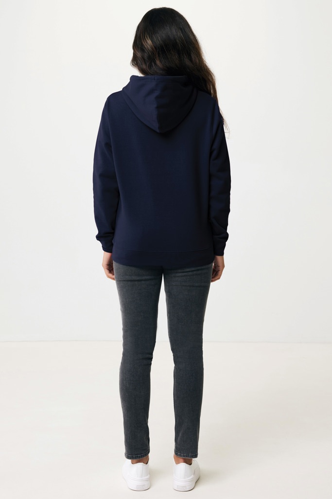 Personne portant un sweat à capuche bleu marine.