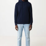 Homme portant sweat bleu marine et jean clair