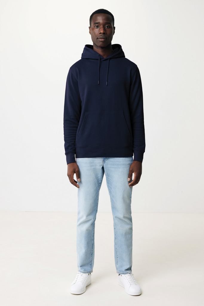 Homme portant sweat bleu marine et jean clair