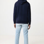 Homme portant un sweat bleu et jean clair