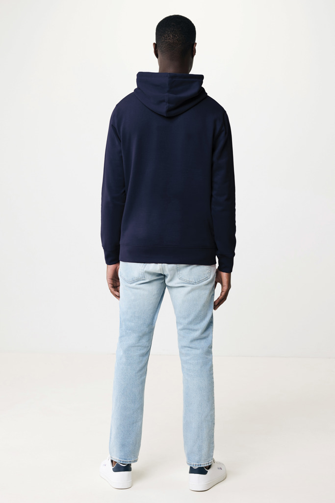 Homme portant un sweat bleu et jean clair