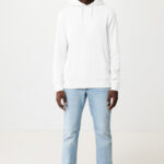 Homme portant sweat blanc et jean clair