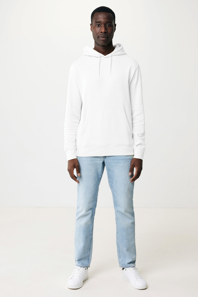 Homme portant sweat blanc et jean clair