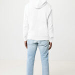 Personne portant sweat blanc et jean clair