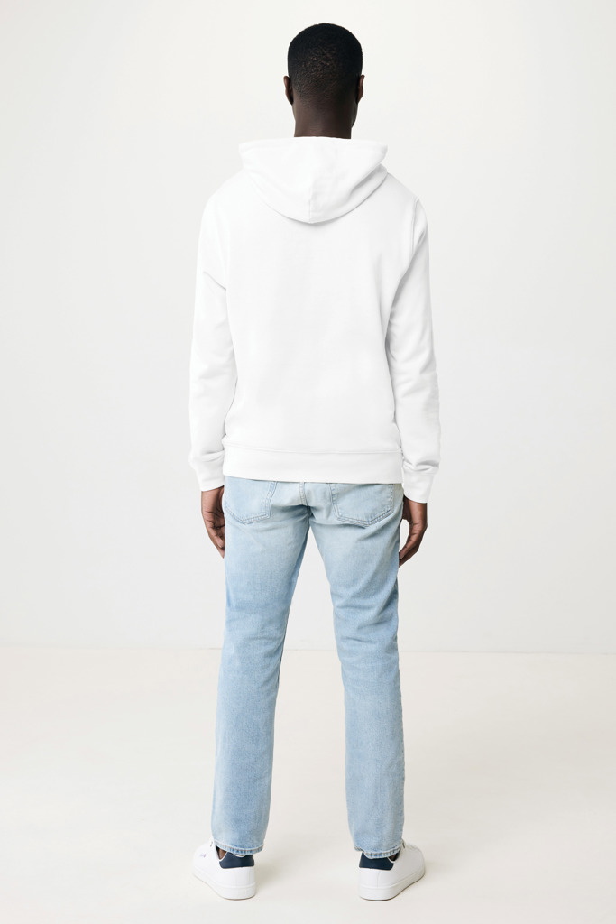 Personne portant sweat blanc et jean clair