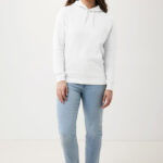 Femme portant un sweat blanc et un jean bleu