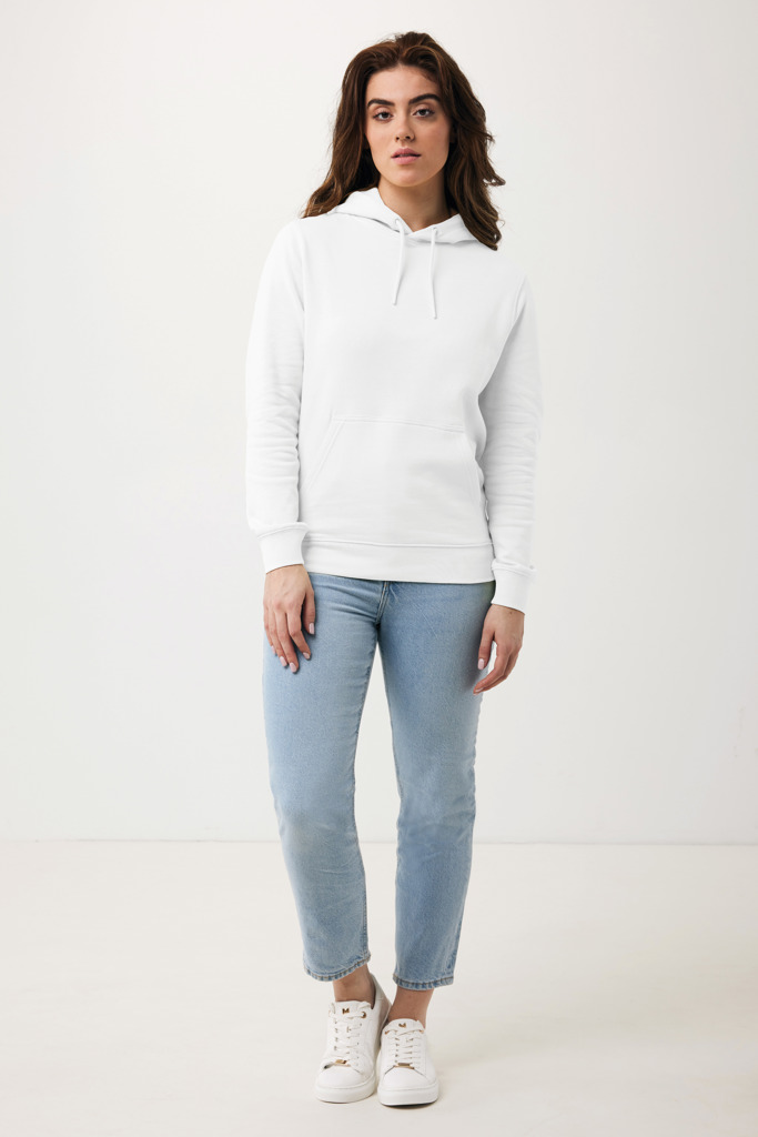 Femme portant un sweat blanc et un jean bleu