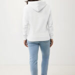 Femme portant un sweat blanc à capuche et jean.