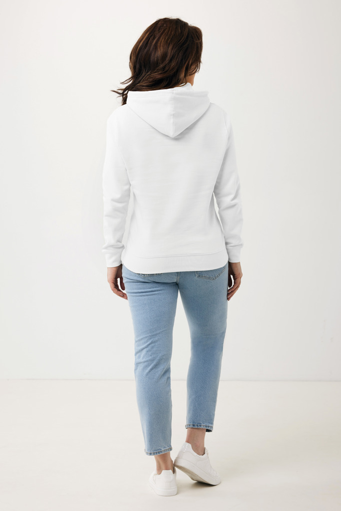 Femme portant un sweat blanc à capuche et jean.