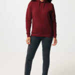 Femme portant un sweat à capuche bordeaux