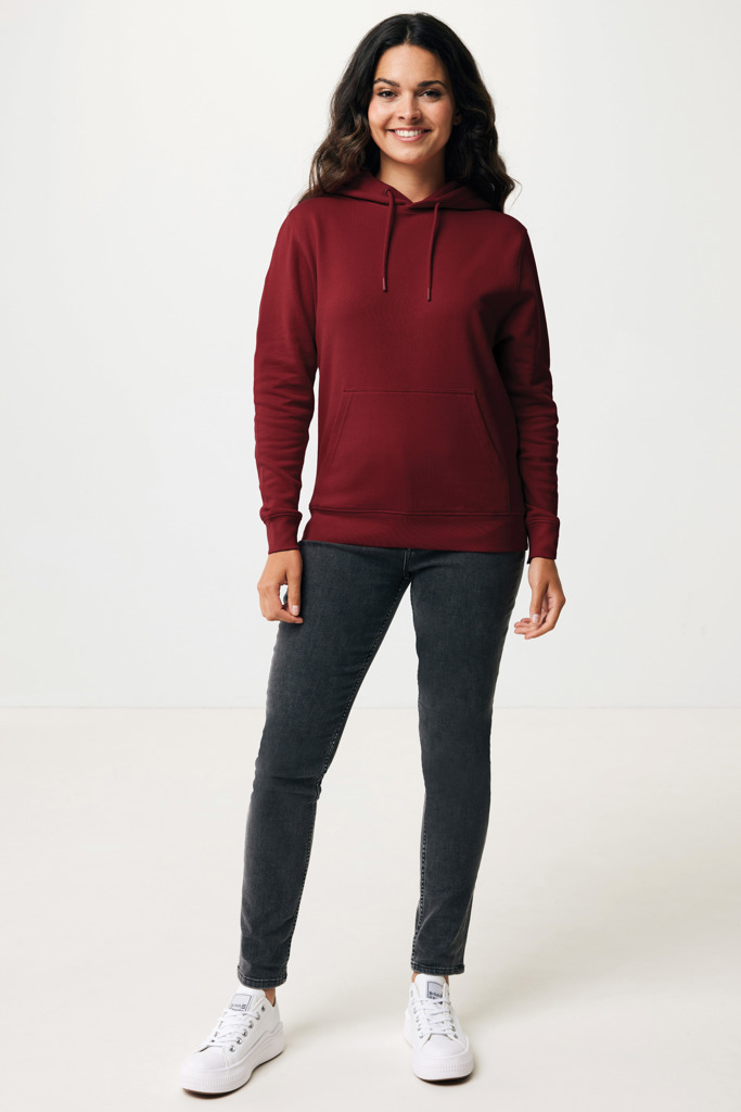 Femme portant un sweat à capuche bordeaux