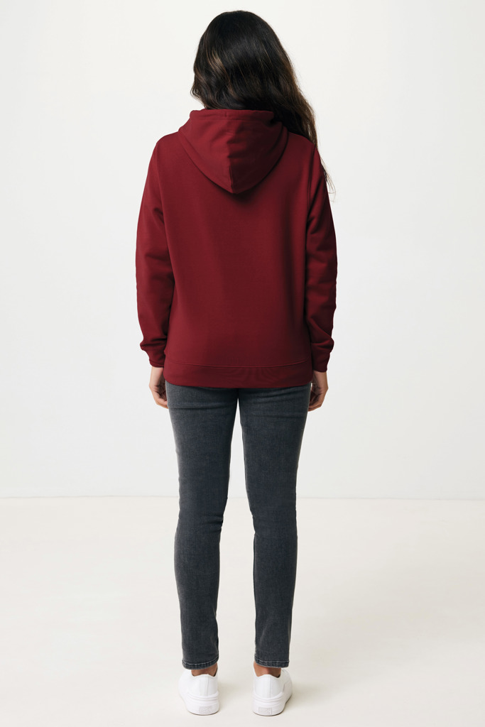 Personne portant un sweat à capuche bordeaux de dos