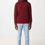 Homme portant un sweat bordeaux et un jean clair