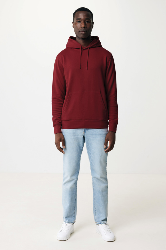 Homme portant un sweat bordeaux et un jean clair