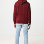 Personne portant sweat rouge et jean clair
