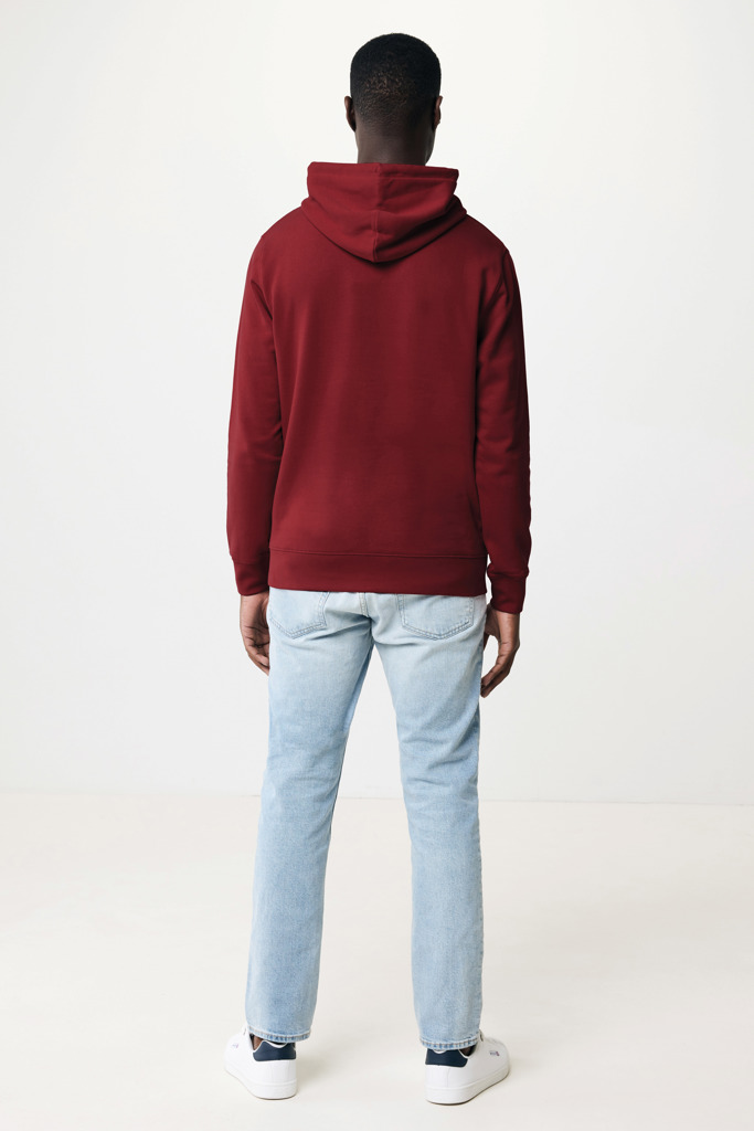 Personne portant sweat rouge et jean clair
