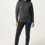 Femme portant un sweat à capuche gris.