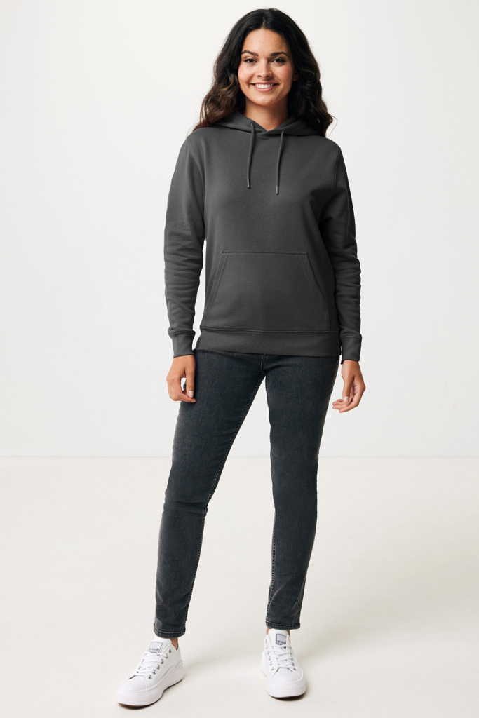 Femme portant un sweat à capuche gris.