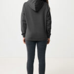 Personne portant un sweat à capuche gris foncé
